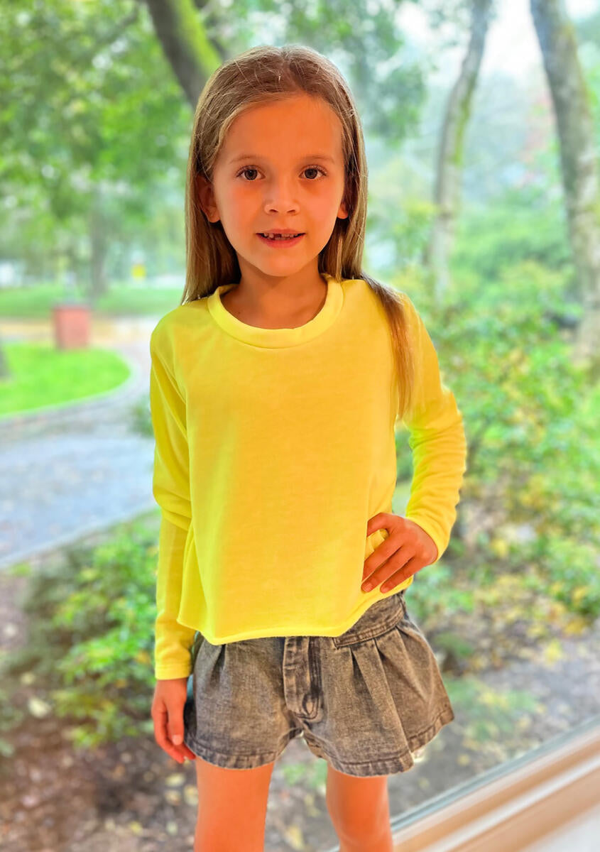 Sudadera corta de polar para niña neón con diseño cuadrado