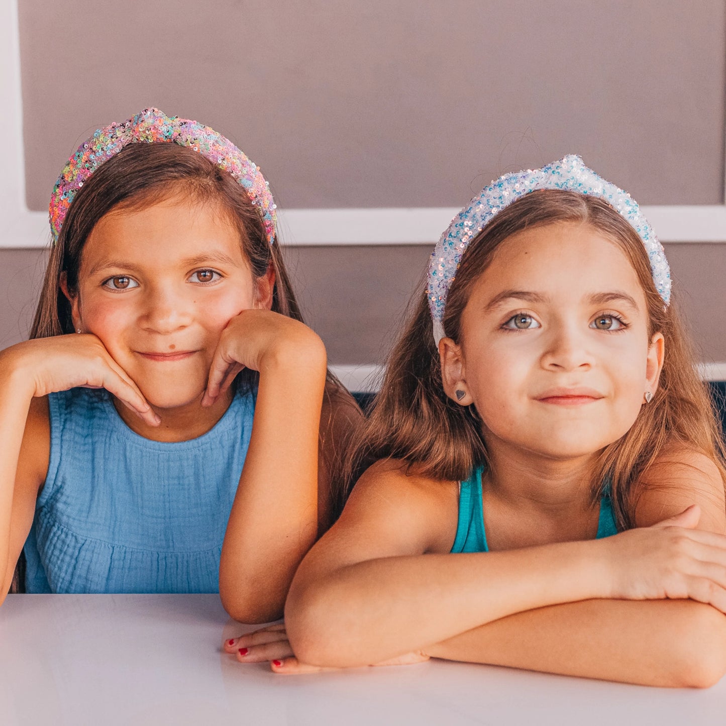 Diadema con nudo de lentejuelas brillantes